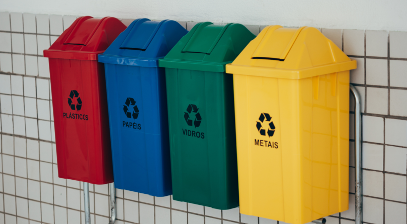 Lixeiras de coleta seletiva separadas por tipo de material